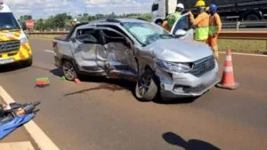 Picape prata com lateral destruída após colisão na BR-376 em Marilândia do Sul