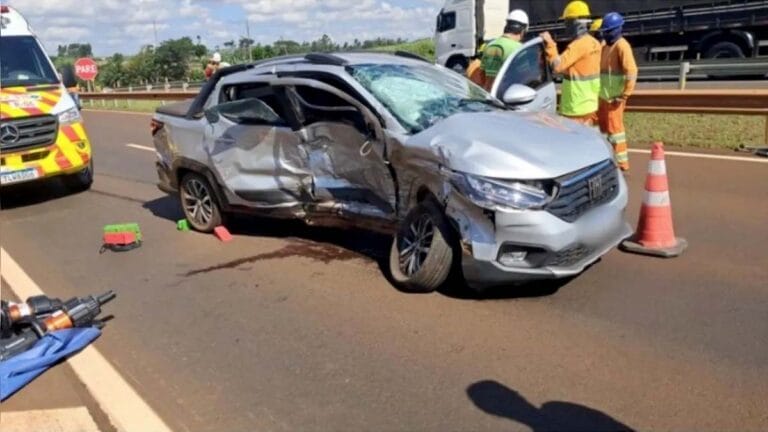 icape prata com lateral destruída após colisão na BR-376 em Marilândia do Sul