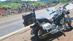 Motocicleta após queda na PR-445 em Londrina com atendimento de socorro