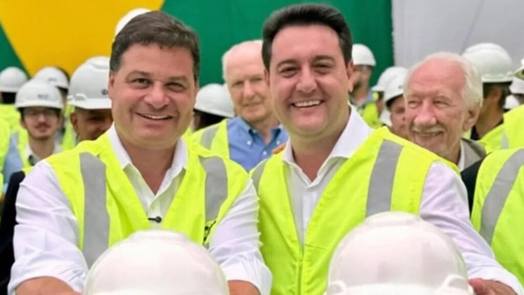 Sandro Alex ao lado de Ratinho Junior durante evento do governo do Paraná