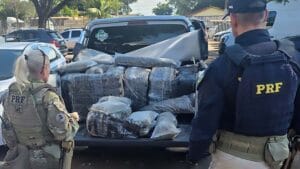 Caminhonete Amarok apreendida pela PRF com grande quantidade de skunk em Maringá