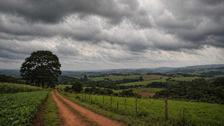 Céu com muitas nuvens em Ivaiporã durante dia com previsão de chuva