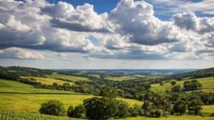 Céu com muitas nuvens e aberturas de sol ao longo do dia em Ivaiporã