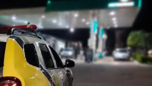 Viatura da Polícia Militar durante atendimento de ocorrência de tentativa de roubo em Ivaiporã