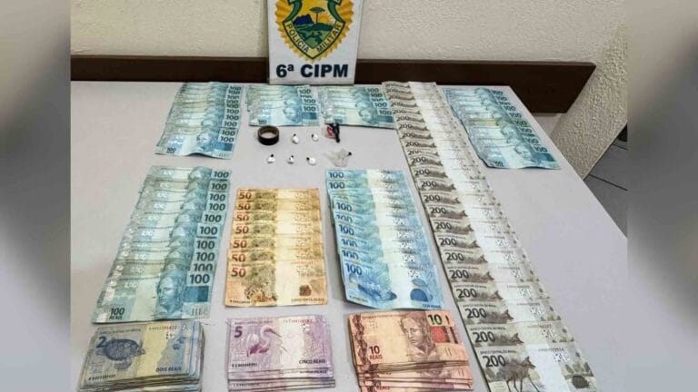 Dinheiro e porções de cocaína apreendidos pela PM em Faxinal