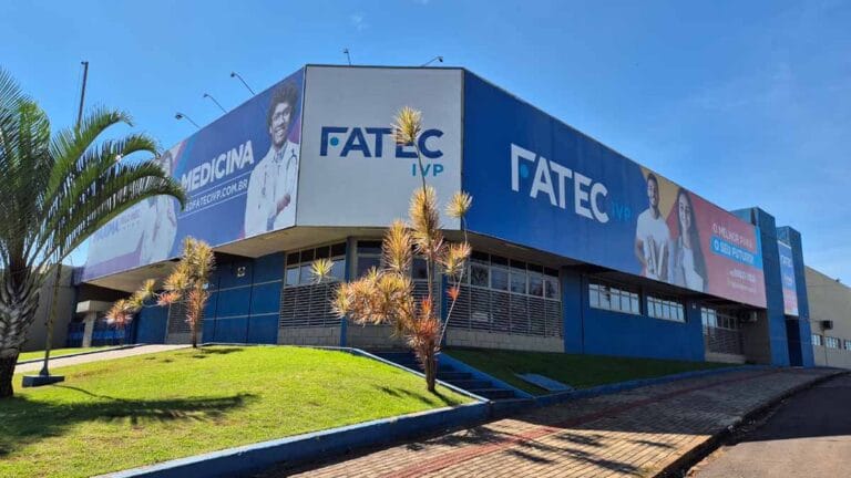 Fachada da Fatec Ivaiporã em destaque, mostrando a entrada da instituição que oferece cursos superiores