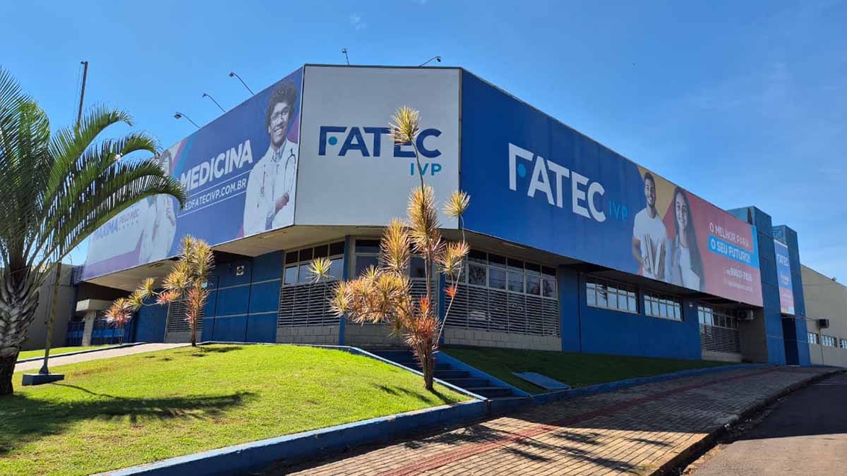 Fachada da Fatec Ivaiporã em destaque, mostrando a entrada da instituição que oferece cursos superiores