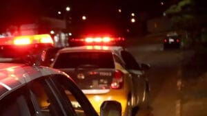 Viatura da Polícia Militar durante abordagem a carro em Ivaiporã à noite
