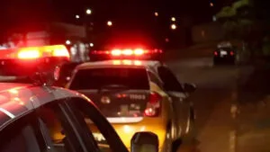 Viatura da Polícia Militar durante abordagem a carro em Ivaiporã à noite