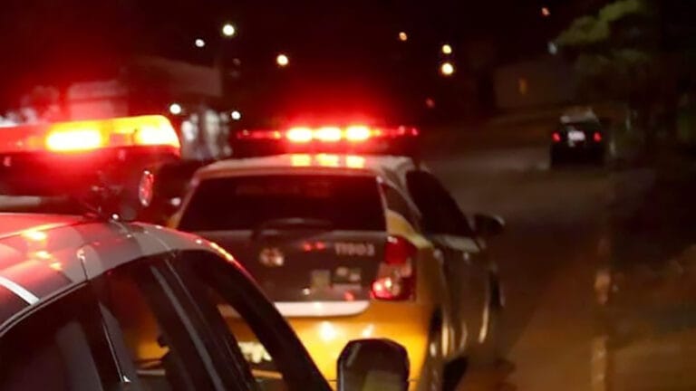 Viatura da Polícia Militar durante abordagem a carro em Ivaiporã à noite