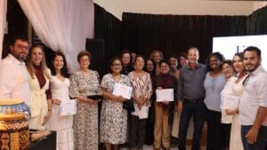 Exposição de faiança e porcelana no saguão da Prefeitura de Ivaiporã com obras de artistas locais