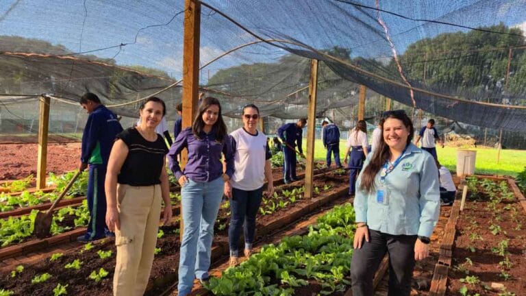 Acadêmicos de Agronomia da Fatec Ivaiporã desenvolvem projeto de horta, pomar e jardinagem no Colégio Bento Mossurunga