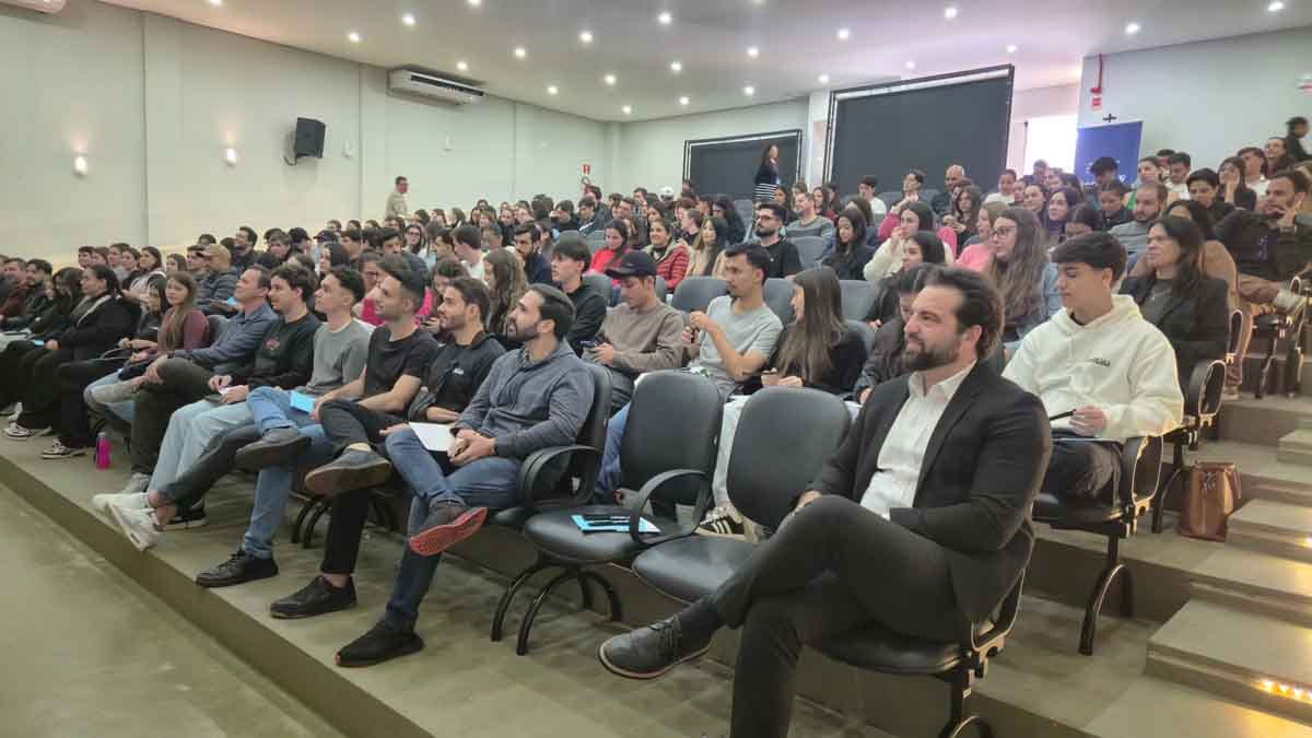 Fatec Ivaiporã, Sisprime e MedFatec promovem palestra sobre saúde financeira Acadêmicos da Fatec Ivaiporã acompanham palestra sobre saúde financeira promovida pela Sisprime e MedFatec