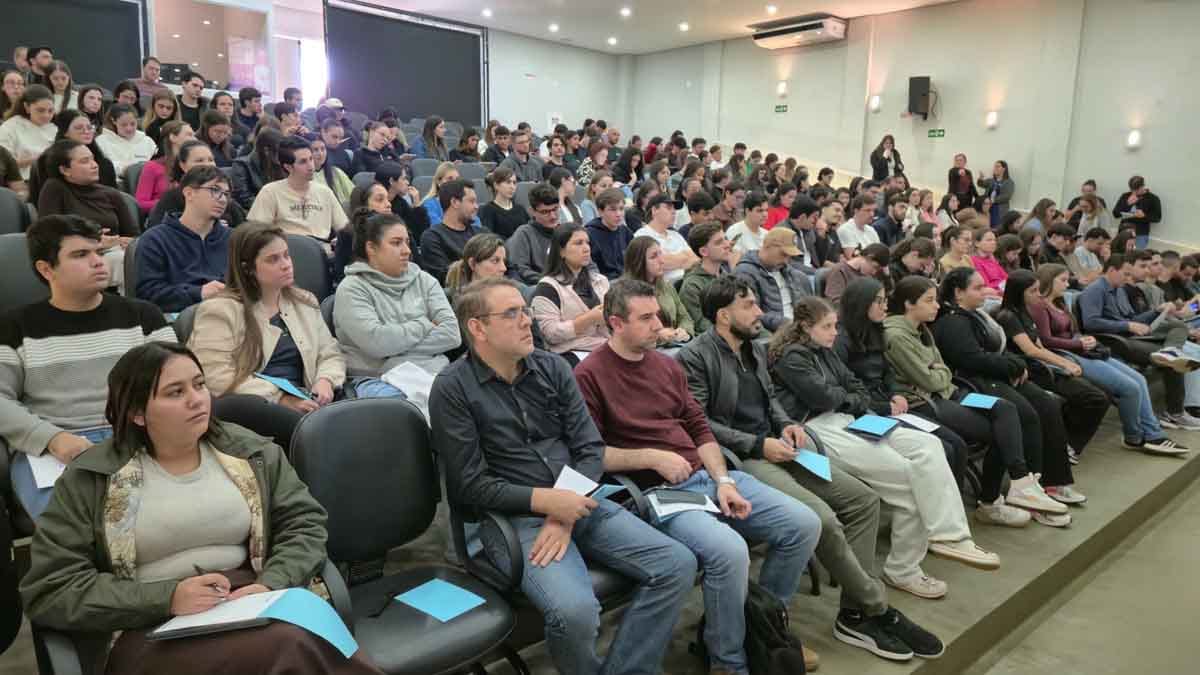 Fatec Ivaiporã, Sisprime e MedFatec promovem palestra sobre saúde financeira Acadêmicos da Fatec Ivaiporã acompanham palestra sobre saúde financeira promovida pela Sisprime e MedFatec