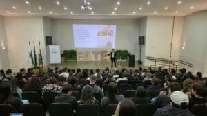 Acadêmicos da Fatec Ivaiporã acompanham palestra sobre saúde financeira promovida pela Sisprime e MedFatec