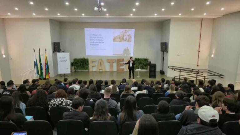 Acadêmicos da Fatec Ivaiporã acompanham palestra sobre saúde financeira promovida pela Sisprime e MedFatec