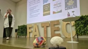 Palestra sobre neurociência e aprendizagem durante evento da Fatec Ivaiporã