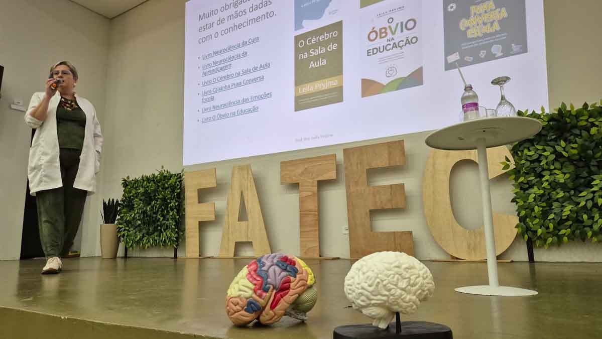 Palestra sobre neurociência e aprendizagem durante evento da Fatec Ivaiporã