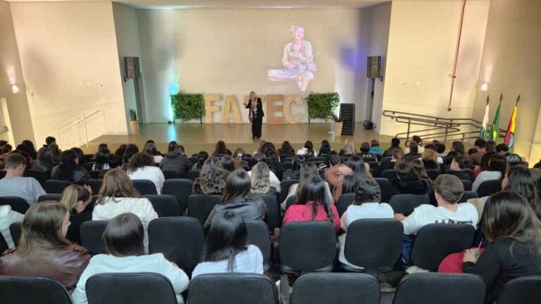 Palestra de abertura da X Enf Week na Fatec Ivaiporã debate comunicação e cuidado em Enfermagem
