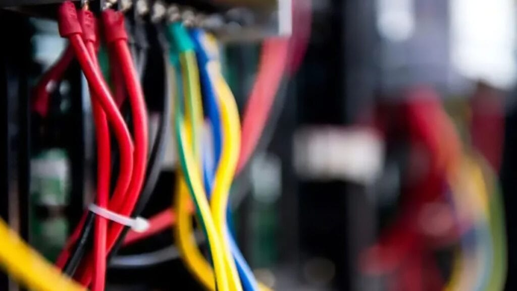 Furto em propriedade rural de Borrazópolis deixa propriedade sem energia fios de cobre e medidor de energia foram furtados de sítio em Borrazópolis
