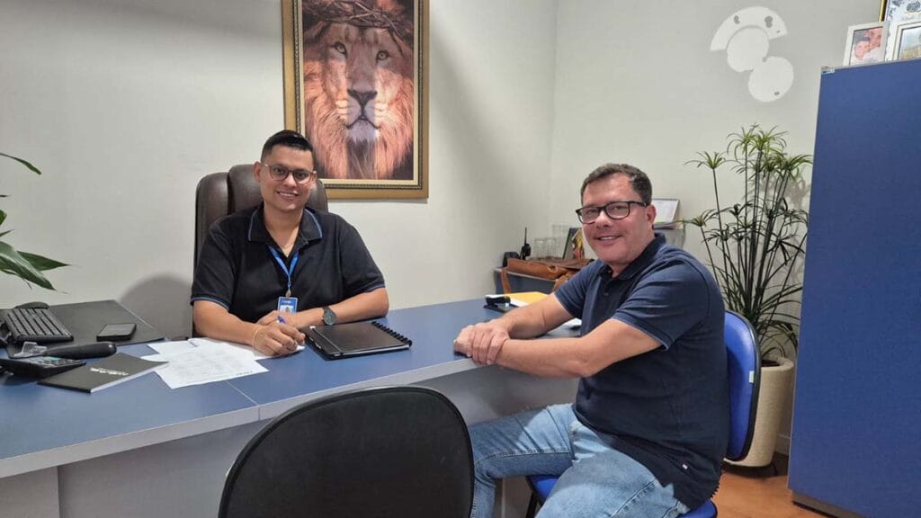 Roni Ferreira e Fábio Costa em reunião na Fatec Ivaiporã durante anúncio de novos pedidos de cursos ao MEC