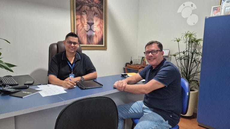 Roni Ferreira e Fábio Costa em reunião na Fatec Ivaiporã durante anúncio de novos pedidos de cursos ao MEC