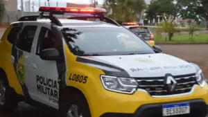 Portão de entrada danificado em prédio público na região central de Ivaiporã