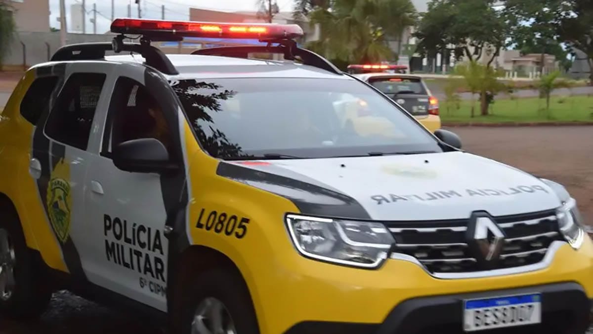 Portão de entrada danificado em prédio público na região central de Ivaiporã