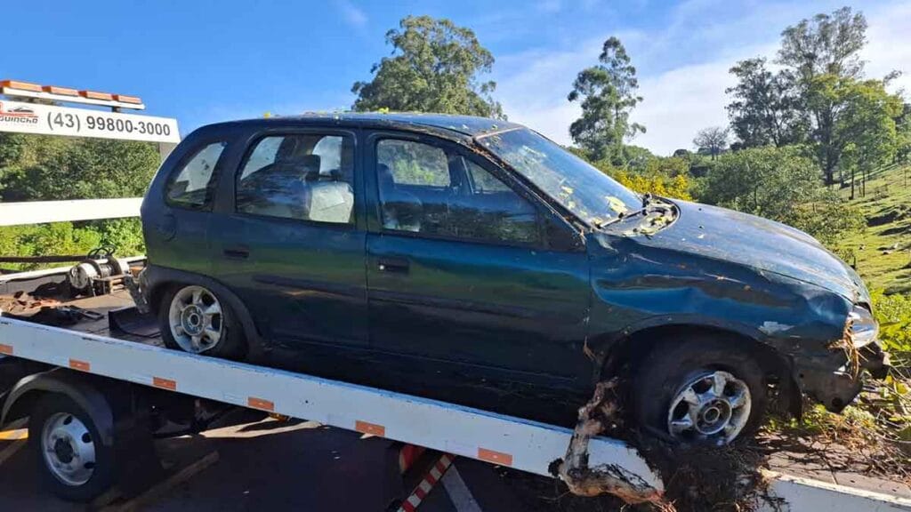 Acidente na PR-170 em Apucarana após GM Corsa sair da pista e bater em barranco