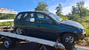 Acidente na PR-170 em Apucarana após GM Corsa sair da pista e bater em barranco