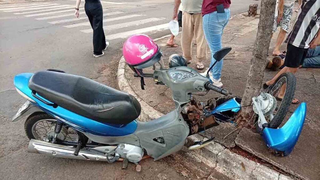 Acidente entre duas motocicletas em cruzamento de Faxinal mobiliza atendimento à vítima ferida