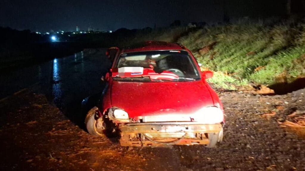Capotamento entre Faxinal e Cruzmaltina deixa seis feridos na PR-272 Carro destruído após capotamento na PR-272 entre Faxinal e Cruzmaltina