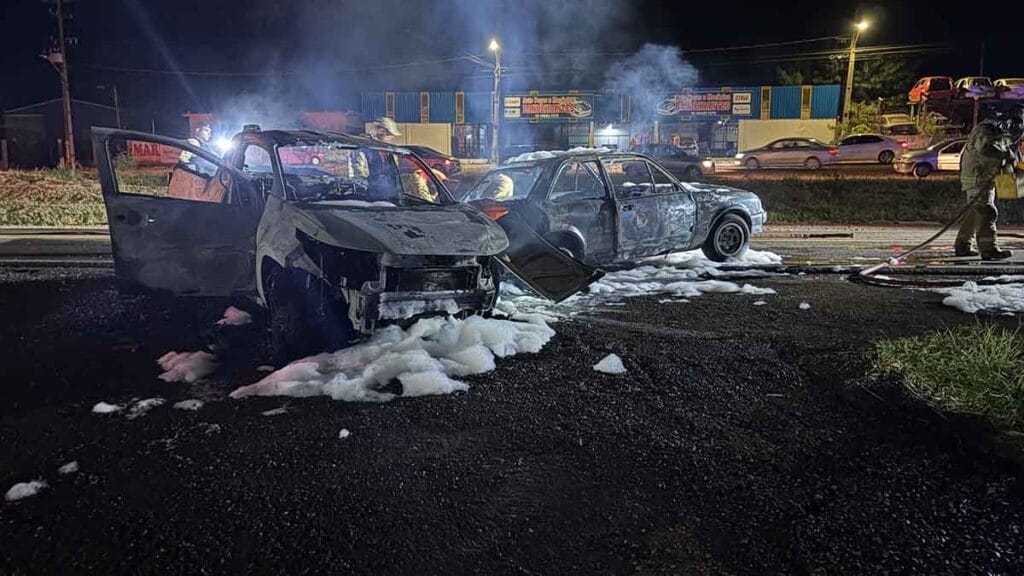 veículos destruídos pelo fogo após grave acidente na PR-466 em Jardim Alegre
