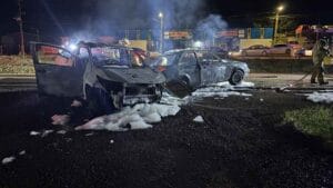 veículos destruídos pelo fogo após grave acidente na PR-466 em Jardim Alegre