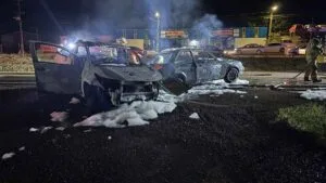 veículos destruídos pelo fogo após grave acidente na PR-466 em Jardim Alegre