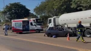 Fiat Uno destruído após acidente com caminhões na BR-369 em Jandaia do Sul