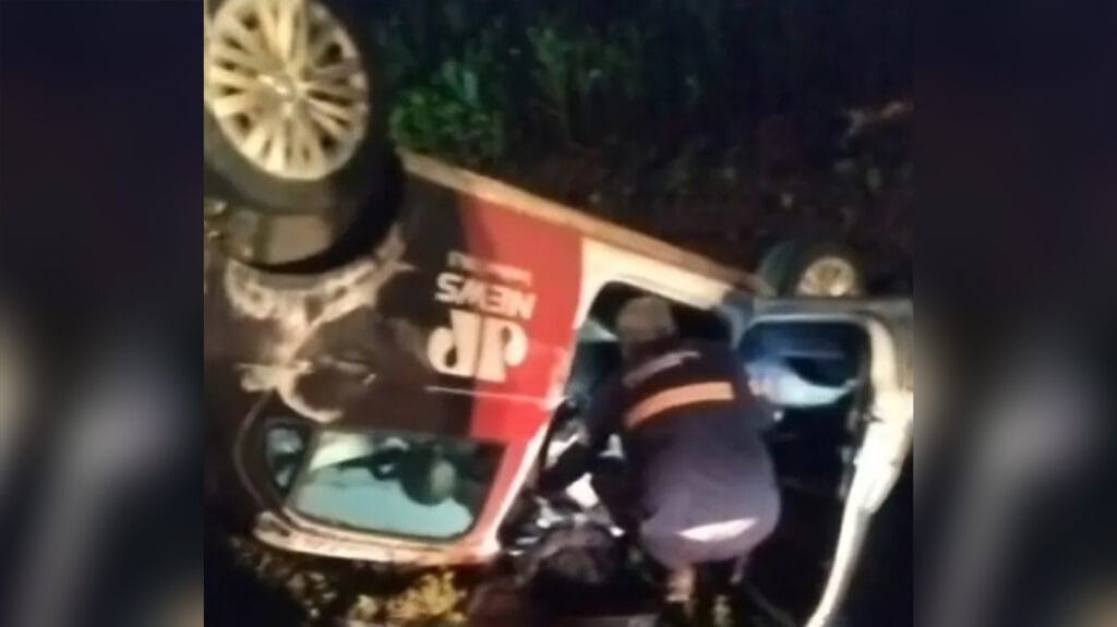 Profissionais da imprensa da região ficam feridos em acidente na PR-090 Profissionais da imprensa da Ric TV após acidente na PR-090 no norte do Paraná