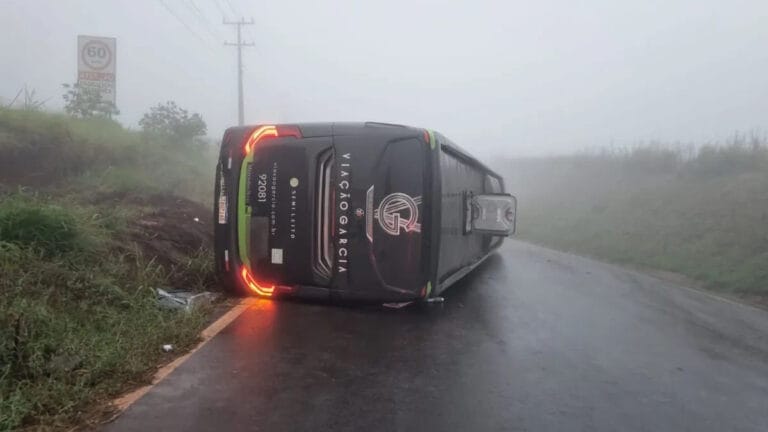 Ônibus tombado na PR-444 em Mandaguari após acidente que deixou três passageiras feridas