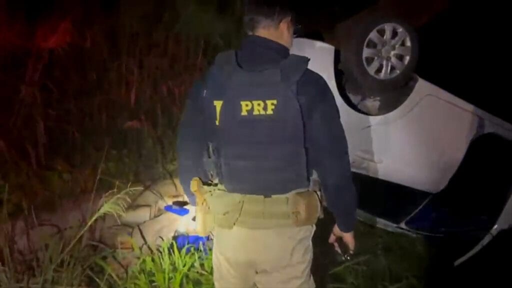 PRF e PM apreendem 480 kg de maconha após perseguição em Rolândia PRF durante apreensão de 480 kg de maconha em Rolândia