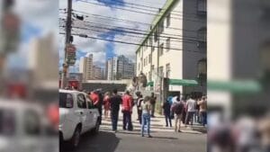 Avião de pequeno porte cai em Belo Horizonte e atinge prédio na Rua Ilacir Pereira Lima