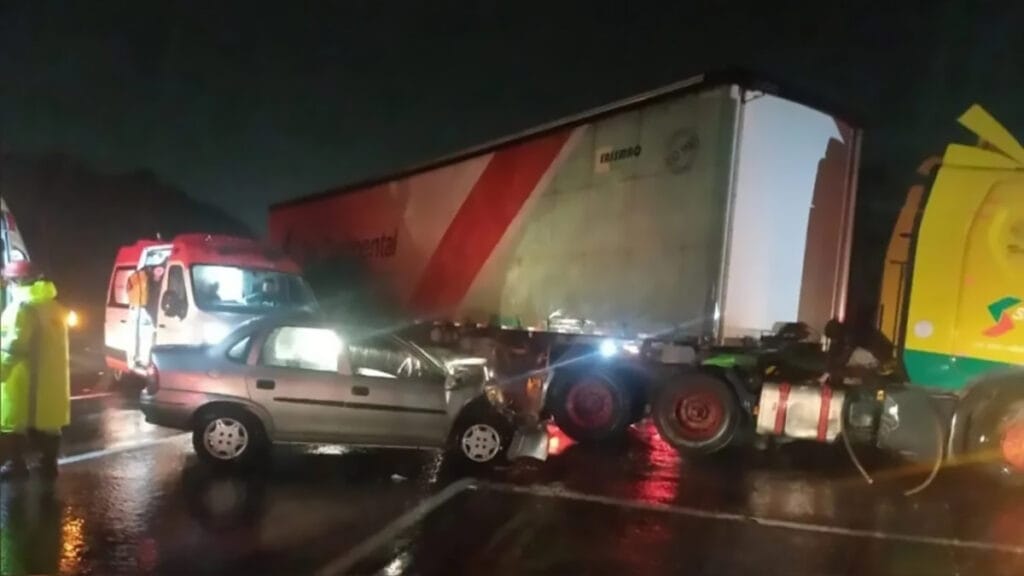 Acidente na PR-151 mata idosa e deixa motorista gravemente ferido em Carambeí Acidente na PR-151 em Carambeí envolve carro e carreta no acesso à PRC-373