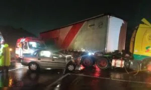 Acidente na PR-151 em Carambeí envolve carro e carreta no acesso à PRC-373