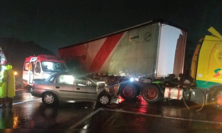 Acidente na PR-151 em Carambeí envolve carro e carreta no acesso à PRC-373