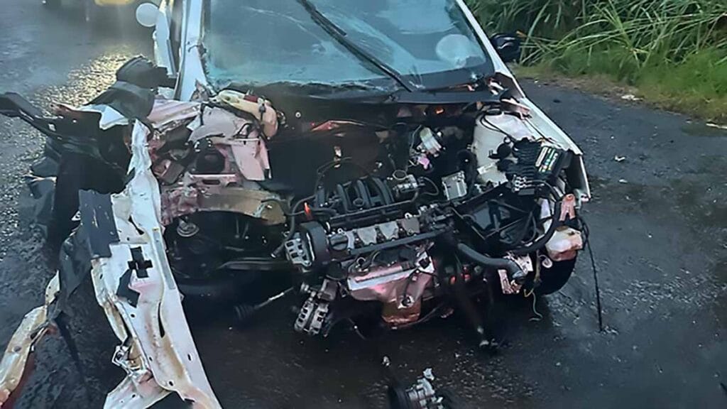 Gol destruído após colisão frontal com carreta na PR-937 em Jaguapitã