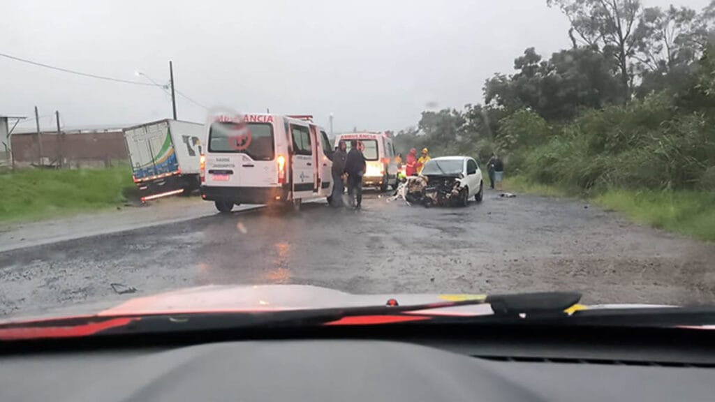 Gol e carreta batem de frente na PR-937 e motorista morre em Jaguapitã Gol destruído após colisão frontal com carreta na PR-937 em Jaguapitã