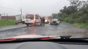 Gol destruído após colisão frontal com carreta na PR-937 em Jaguapitã