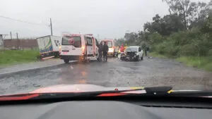 Gol destruído após colisão frontal com carreta na PR-937 em Jaguapitã