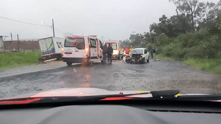 Gol destruído após colisão frontal com carreta na PR-937 em Jaguapitã