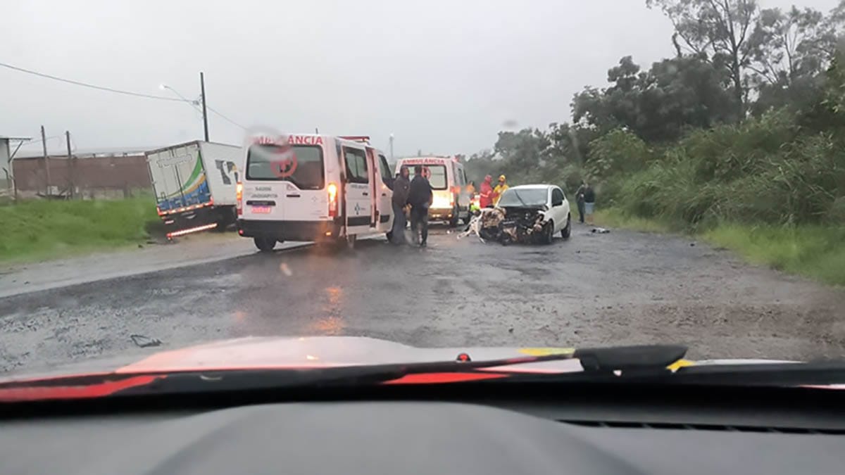 Gol destruído após colisão frontal com carreta na PR-937 em Jaguapitã
