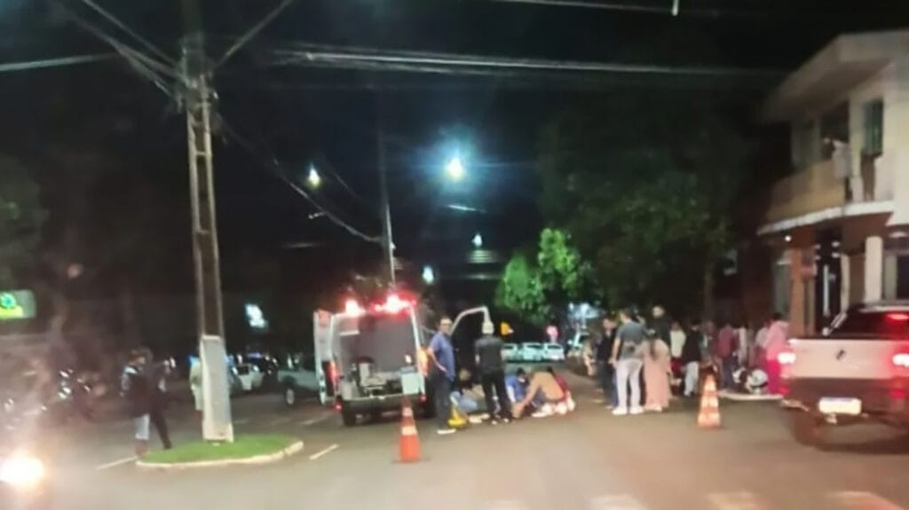 Acidente entre carro e moto deixa motociclista ferido em Borrazópolis Equipe de socorro atende vítima de acidente entre carro e moto em Borrazópolis